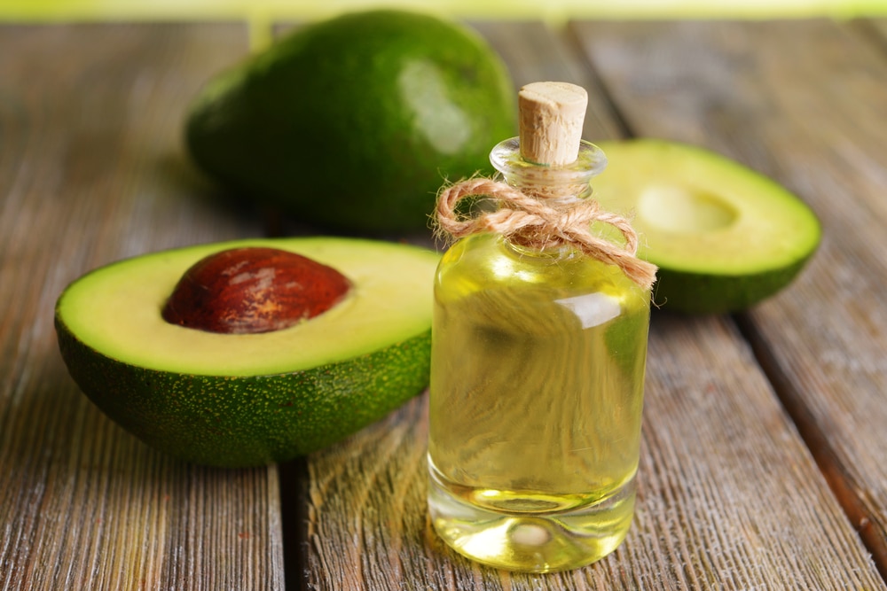 Olio di avocado: proprietà e benefici per viso e capelli