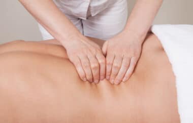 Massaggio connettivale, il trattamento che stimola i tessuti più profondi