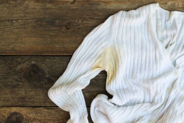Sai come eliminare le macchie di sudore dai vestiti?