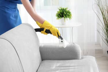 Consigli pratici per la pulizia di un divano in tessuto
