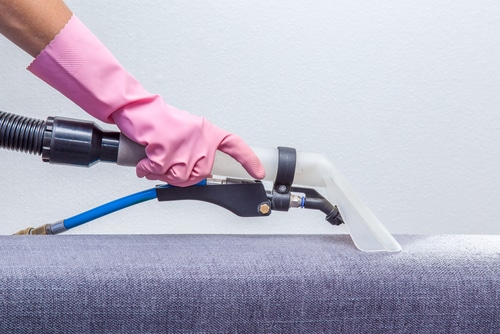 Come pulire un divano in tessuto: consigli pratici da seguire