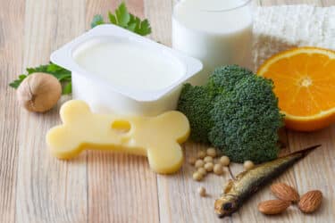Dieta per osteoporosi: quali cibi mangiare e quali evitare per la salute delle ossa