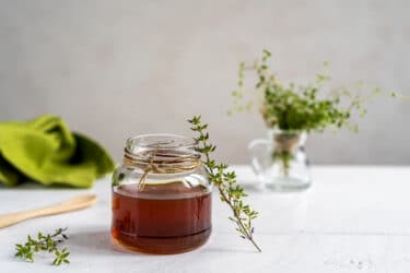 Conosciamo più da vicino il miele di timo, dal sapore molto aromatico