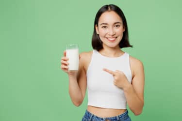 Dieta del latte: promette di perdere 5 kg in 8 giorni, ma occhio alle controindicazioni