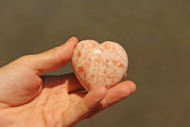 Rodocrosite, la pietra rosa che infonde voglia di vivere