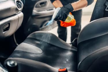 La guida pratica per pulire i sedili auto