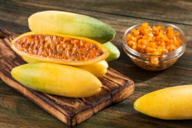 Curuba, o banana passion fruit, il frutto esotico che si mangia col cucchiaino