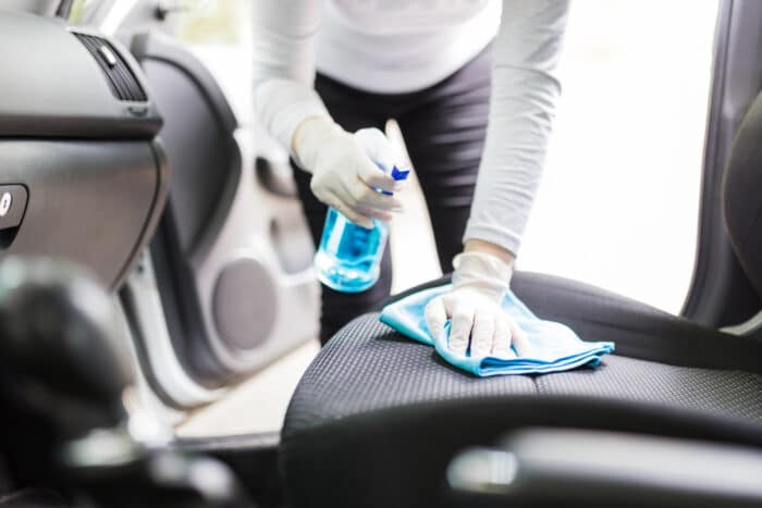 La guida pratica per pulire i sedili auto