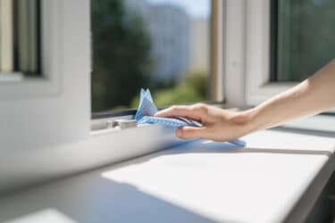 Come pulire finestre in PVC: la nostra guida pratica