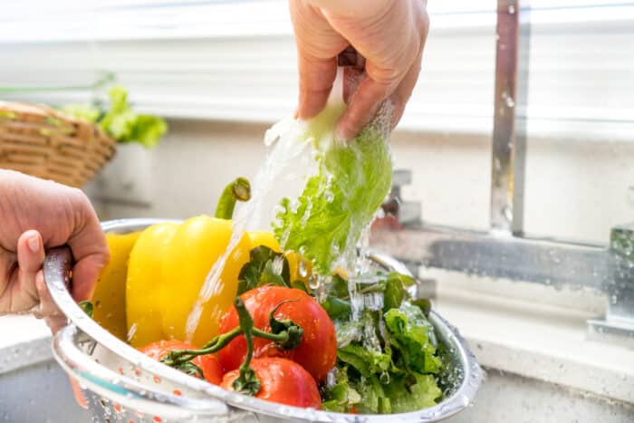 laver la salade pour éviter les intoxications alimentaires
