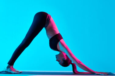 Bikram yoga: tutti i benefici dello yoga che si svolge al caldo
