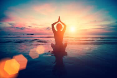 Jivamukti yoga: una pratica fisica e spirituale che forgia la mente