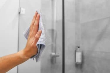 Come pulire i vetri della doccia e togliere il calcare