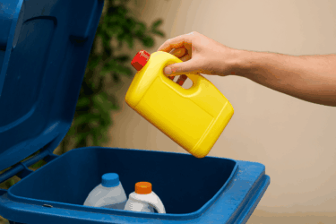 Come riciclare correttamente contenitori di plastica usati per prodotti chimici