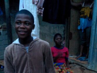 Il ragazzino della Sierra Leone che costruisce generatori con i pezzi trovati in discarica