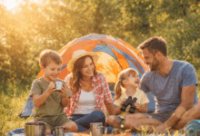 Famiglia con due bambini in campeggio davanti alla tenda immersa nella natura durante una giornata estiva luminosa e serena