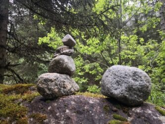 Cosa sono i sassi impilati sui sentieri di montagna? Sono i cairn