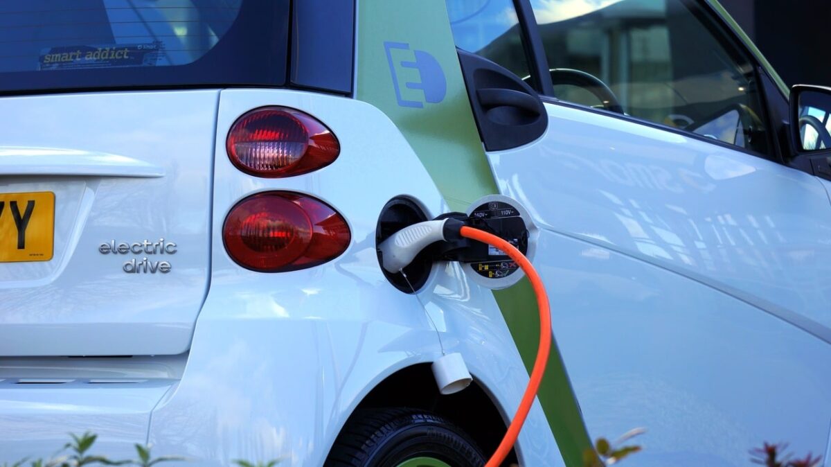 Auto elettrica o ibrida? I fattori da considerare