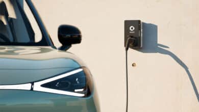 Auto elettrica o ibrida? I fattori da considerare