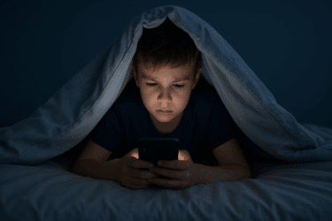 Smartphone a letto: perché riduce il sonno di adulti e ragazzi
