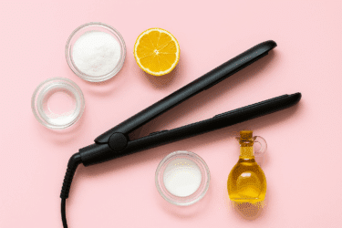 Come pulire la piastra per capelli in modo naturale (e farla tornare come nuova)