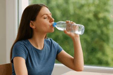 2 litri d’acqua al giorno per 7 giorni: cosa succede davvero a energia, concentrazione e pelle