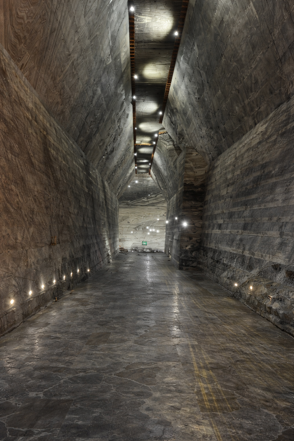 Interno di una grande miniera di sale sotterranea con galleria monumentale illuminata