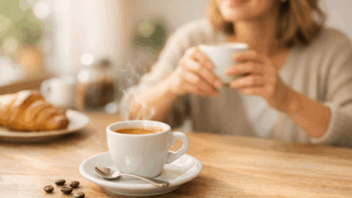 Tazzina di caffè espresso al mattino, simbolo di una pausa quotidiana che può influenzare l’umore.