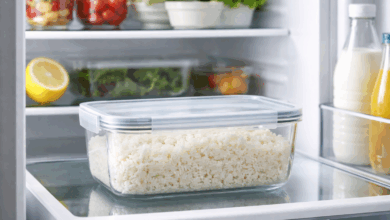 Riso cotto conservato correttamente in frigorifero in un contenitore di vetro