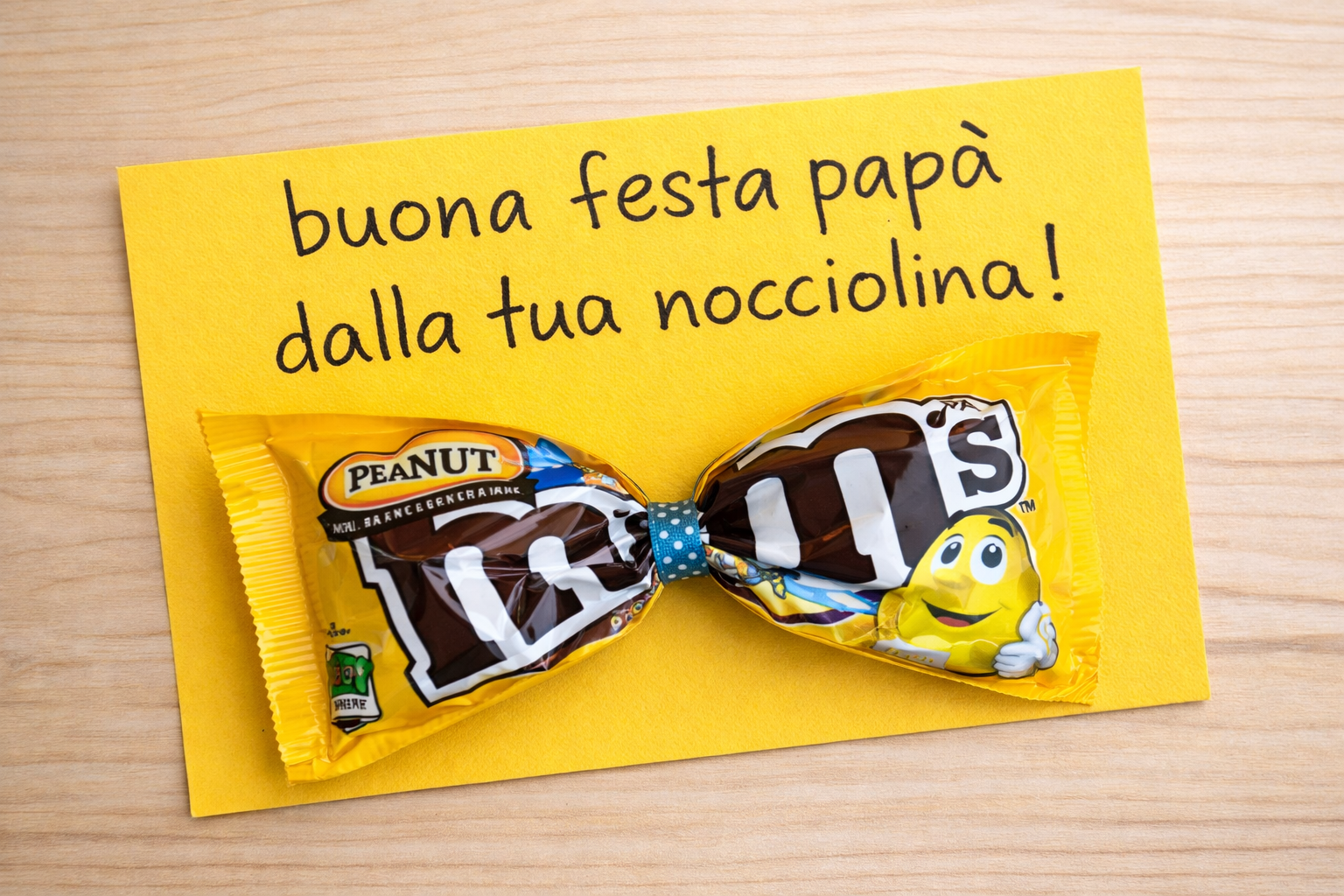 biglietto fai da te per la festa del papà con caramella a forma di farfalla e scritta buona festa papà dalla tua nocciolina