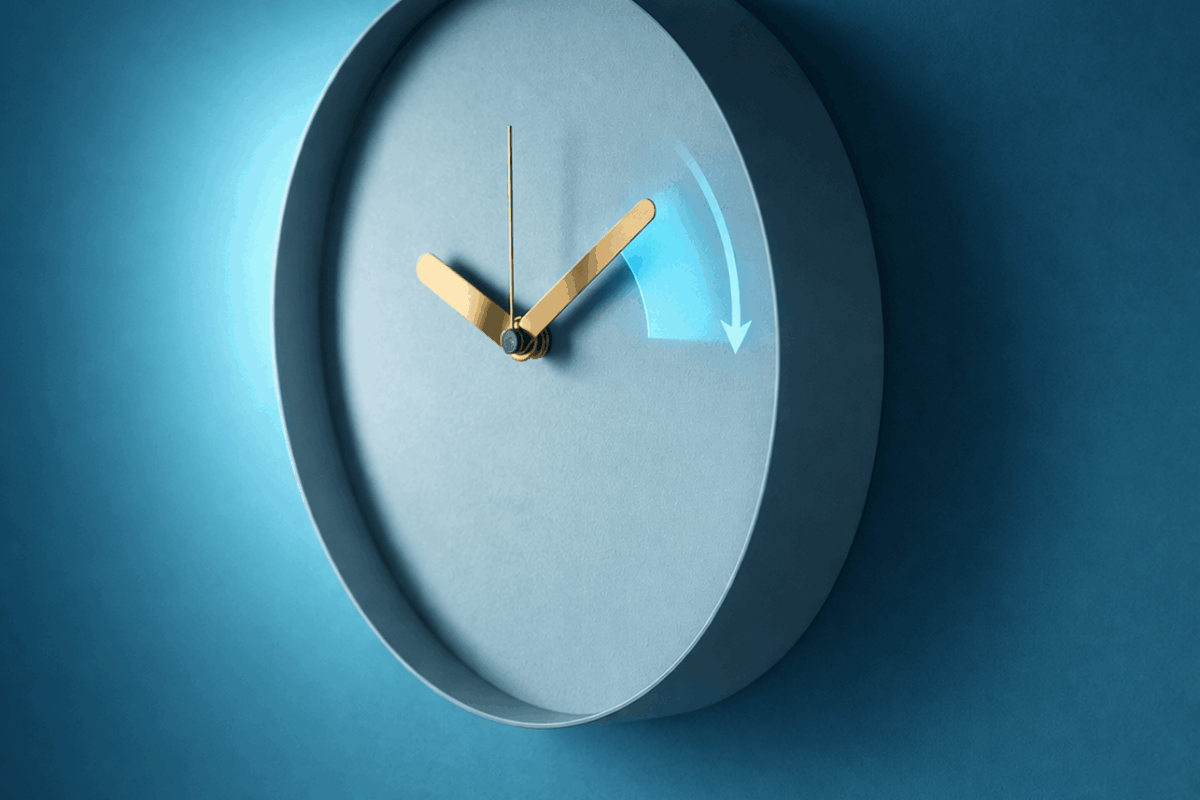 Orologio analogico minimal con freccia azzurra che indica il passaggio all’ora legale
