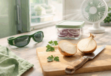 Cipolla tagliata su tagliere in cucina luminosa con coltello e occhiali per evitare lacrime