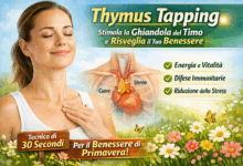 Donna che picchietta delicatamente il centro del petto per stimolare la ghiandola del timo durante un esercizio di thymus tapping per il benessere e il sistema immunitario.