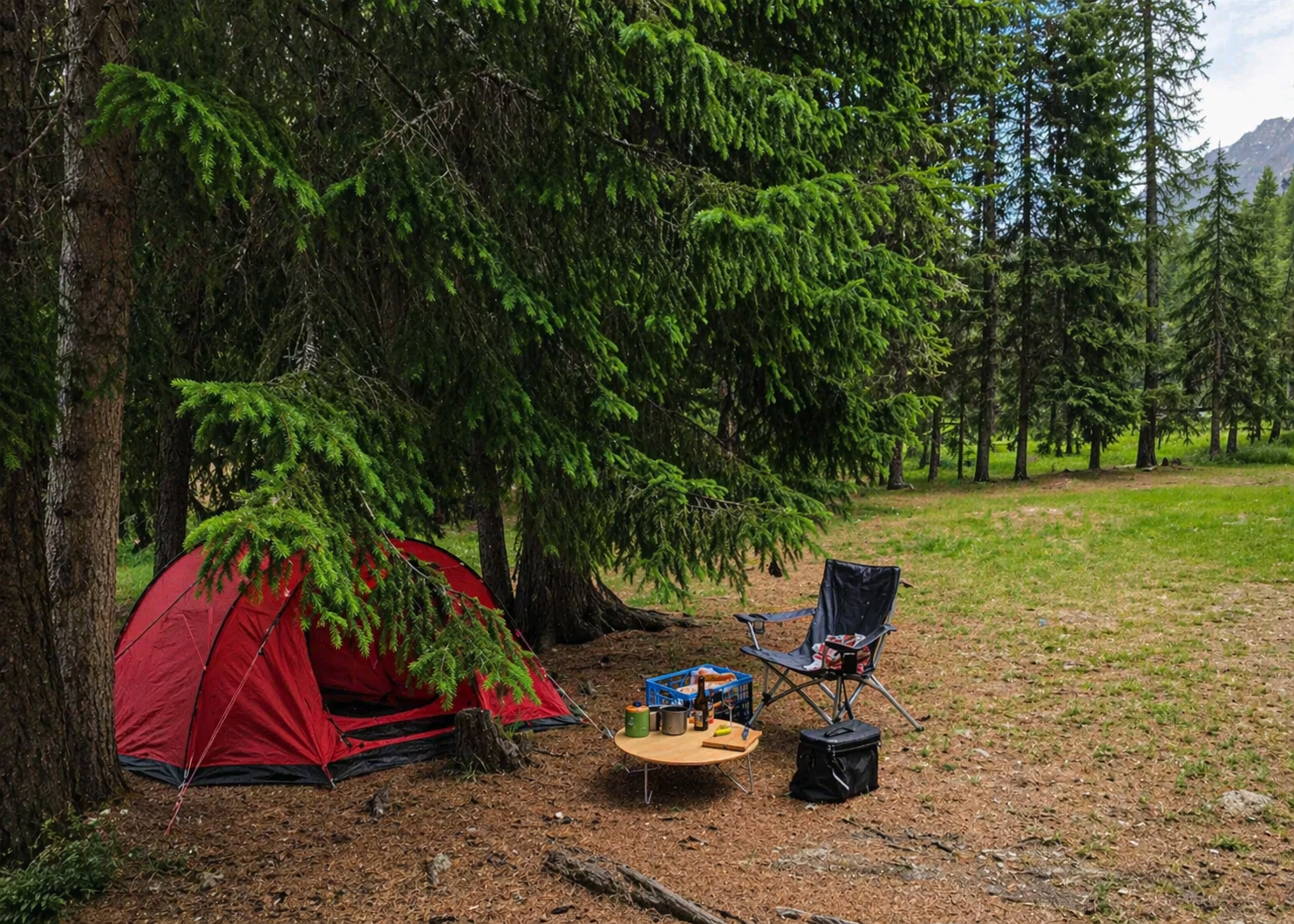 Tenda rossa da campeggio nel bosco senza auto in un parco naturale italiano, esempio di campeggio sostenibile