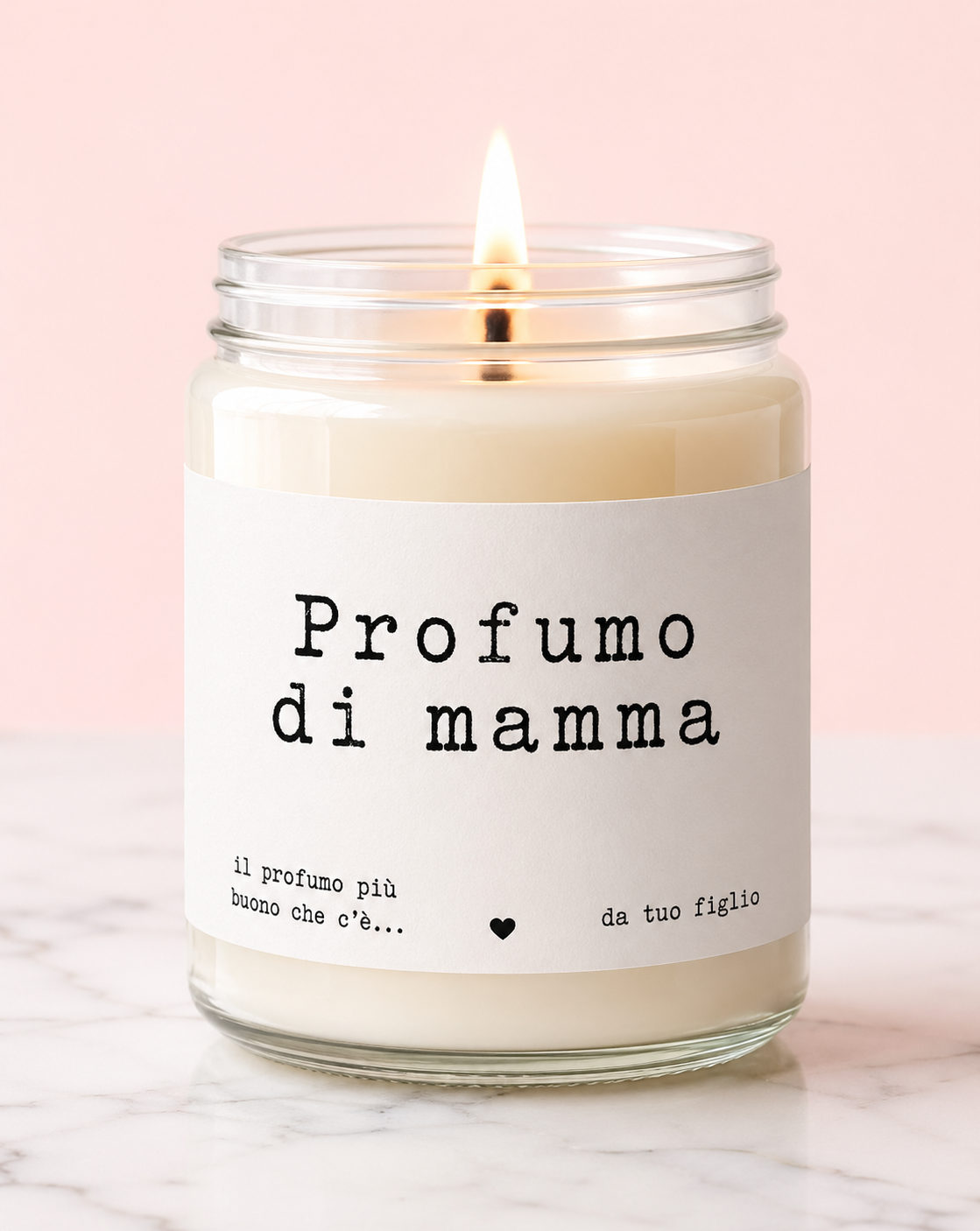 Candela regalo per la Festa della Mamma con etichetta “Profumo di mamma” su sfondo rosa e base in marmo bianco