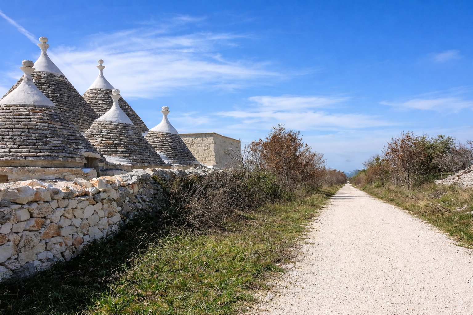 Tratto della ciclovia dell’Acquedotto Pugliese tra trulli e strada bianca nella campagna pugliese