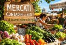 Mercato contadino in Italia con banchi di frutta e verdura fresca e venditrice in un contesto solare e naturale