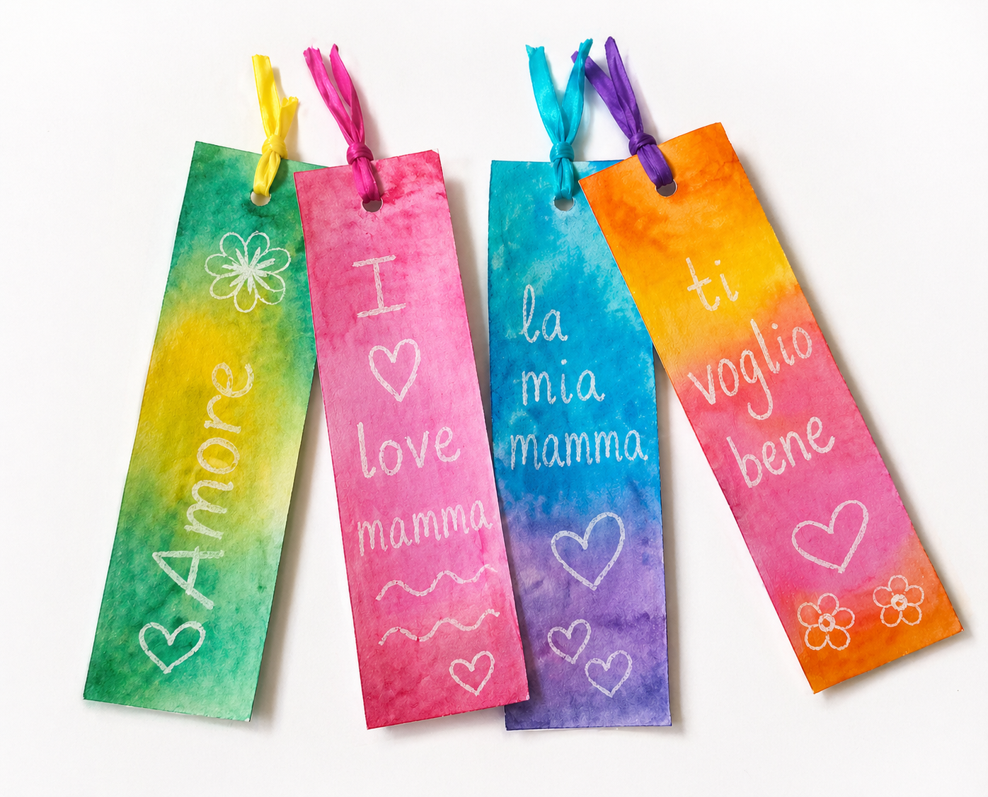 Segnalibri fai da te colorati ad acquerello con scritte a mano in matita bianca “Amore”, “I love mamma”, “la mia mamma” e “ti voglio bene”, idea regalo creativa per la Festa della Mamma