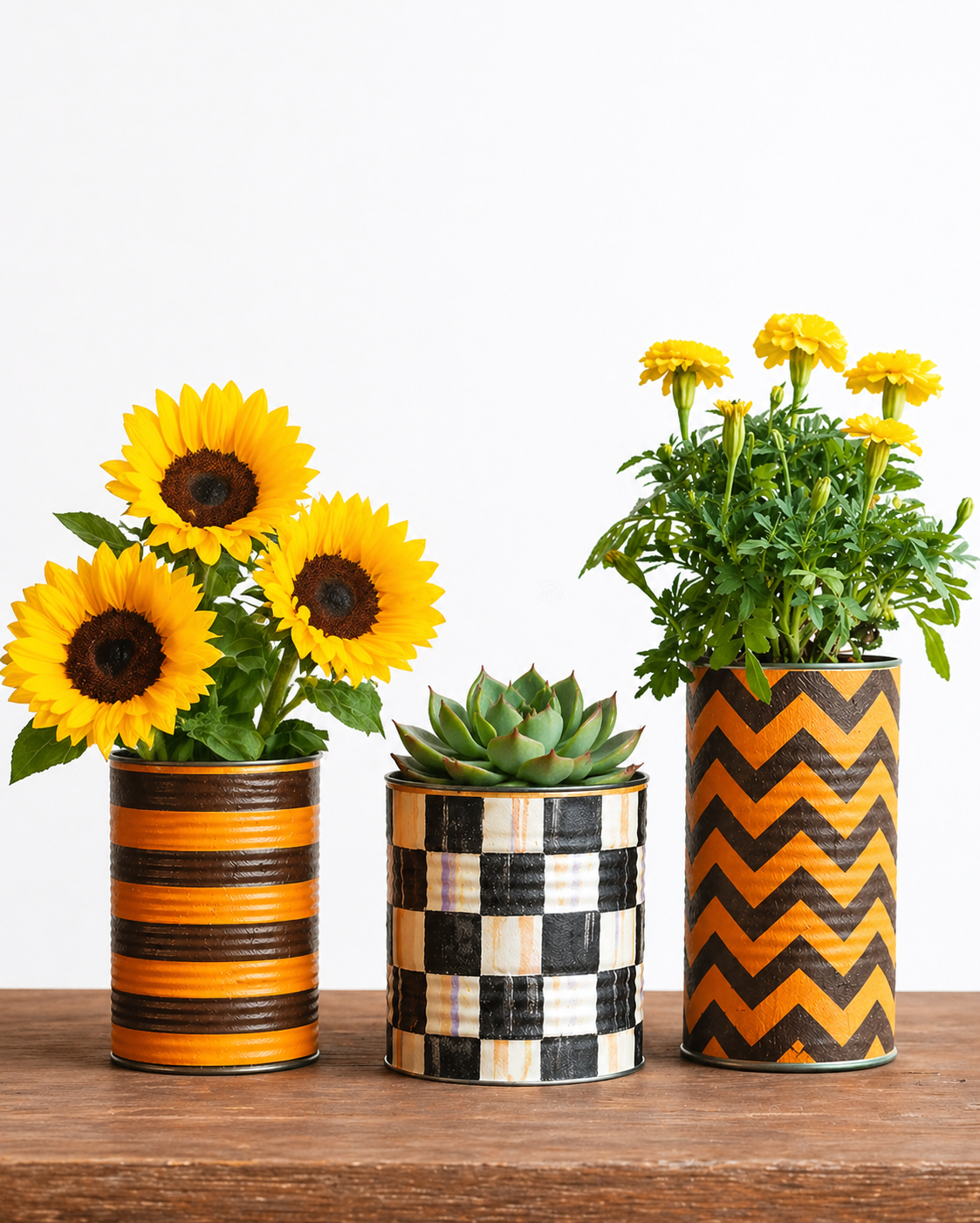 Vasi fai da te con barattoli riciclati contenenti girasoli, pianta grassa e fiori gialli su sfondo bianco, idea regalo sostenibile per la Festa della Mamma