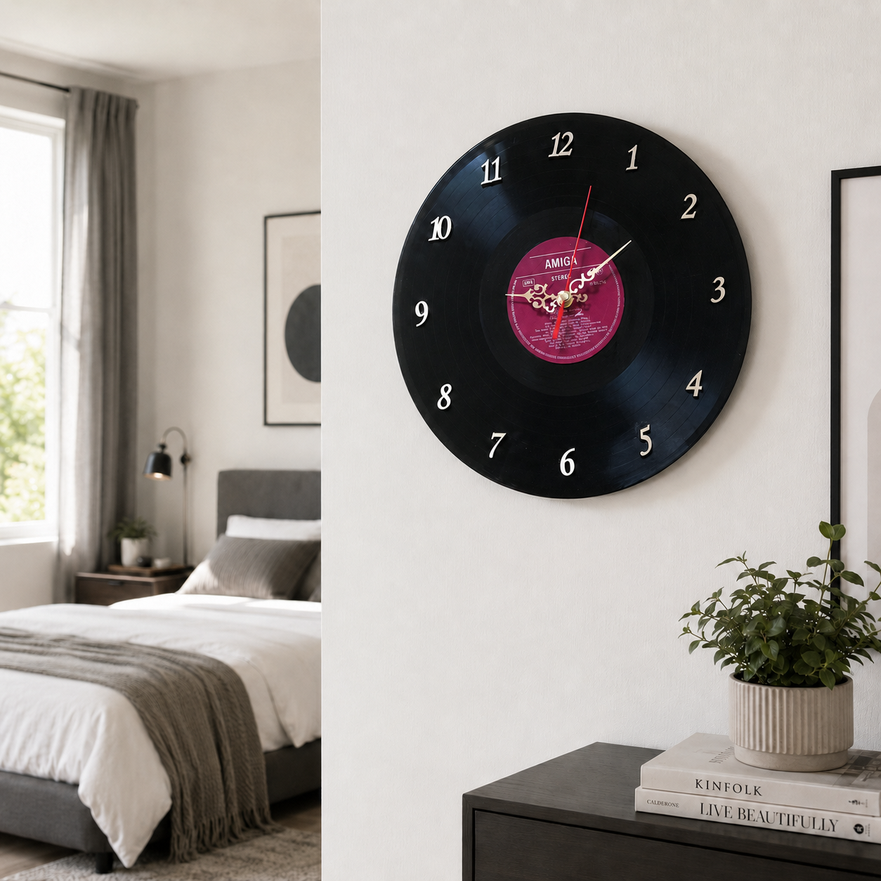 Orologio da parete realizzato con un vecchio disco 33 giri nero, appeso a una parete bianca in una camera moderna e minimal