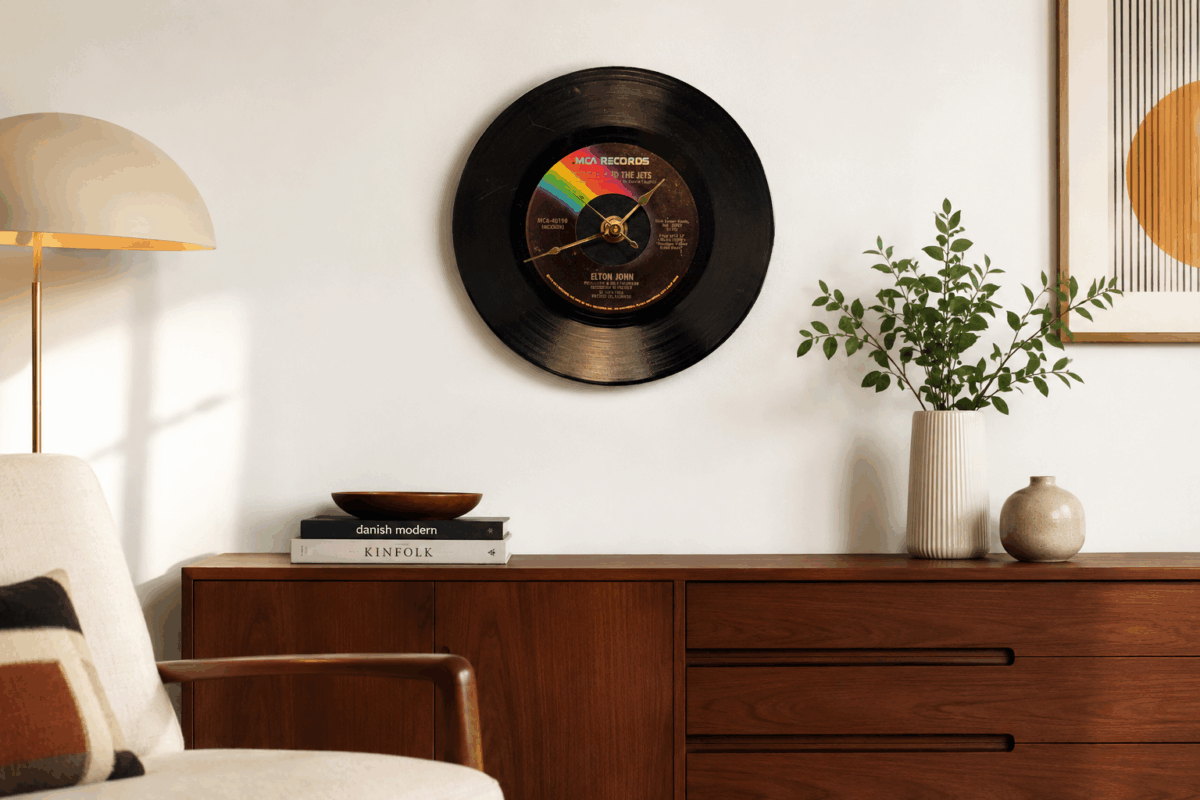 Orologio da parete realizzato con un vecchio disco 33 giri nero, appeso a una parete bianca in un soggiorno moderno