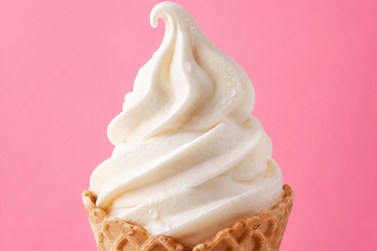cono di frozen yogurt invitante e fresco per rinfrescarsi con dolcezza in estate