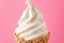 cono di frozen yogurt invitante e fresco per rinfrescarsi con dolcezza in estate
