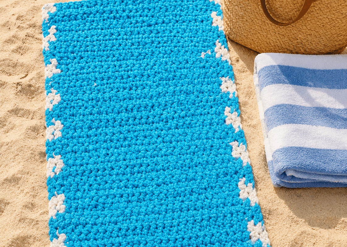 come riutilizzare borse e sacchetti di plastica per creare un tappeto da spiaggia