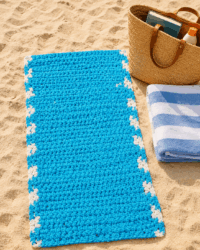 Non buttare le vecchie borse di plastica o sacchetti: possono diventare un tappeto da spiaggia fai-da-te