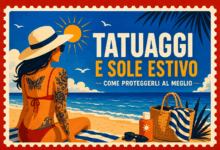 donna tatuata seduta su un telo in spiaggia, mare blu, sole estivo, cappello a tesa larga, crema solare SPF 50, occhiali da sole e borsa da mare,