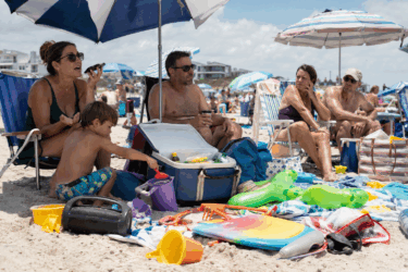 Come stare sotto l’ombrellone: le regole non scritte per vivere la spiaggia senza disturbare gli altri