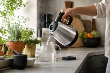 L’acqua del bollitore non si butta: 5 usi utili in casa