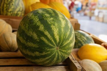 Anguria dolce e rossa al punto giusto: i segnali da vedere prima di comprarla