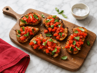 Bruschette estive: 4 ricette fresche e originali, dal pomodoro alla pesca